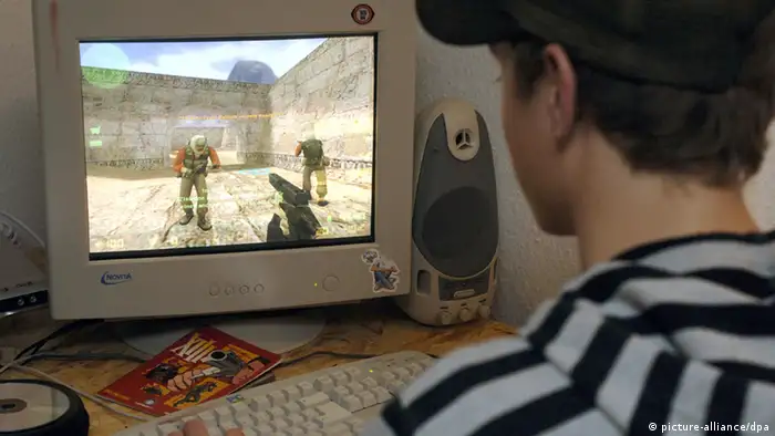 Jugendlicher beim Computerspielen