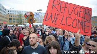 Linke Demonstranten protestieren gegen die NPD in Berlin (Foto: dpa)