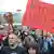 Demonstranten protestieren gegen eine Versammlung der NPD in Berlin-Hellersdorf (Foto: dpa)