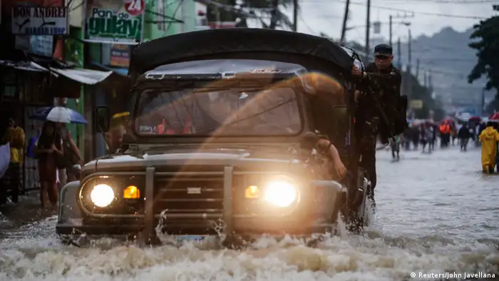Members of the Philippine army drive through floodwaters as they help with rescue operations in Tumana, Rizal province August 20, 2013. At least 40,000 people sought shelter in government evacuation centers across the main island of Luzon and more than double that number moved to relatives' or friends' homes for safety as schools and government offices shut for a second day, during floods caused by monsoon rains. REUTERS/John Javellana (PHILIPPINES - Tags: DISASTER ENVIRONMENT MILITARY)