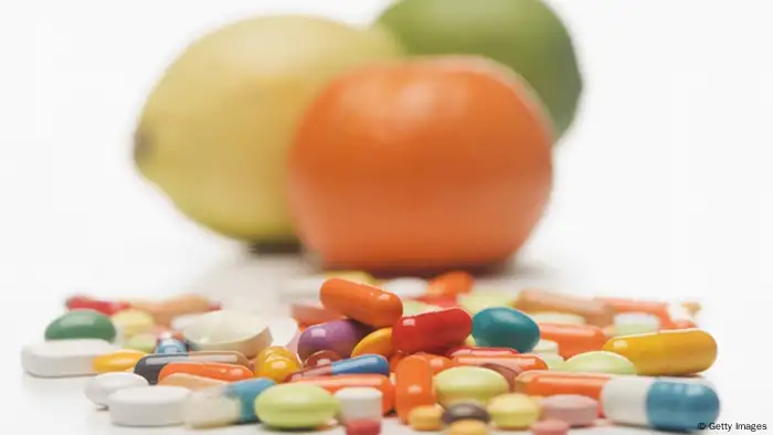 Vitamintabletten und Zitrusfrüchte