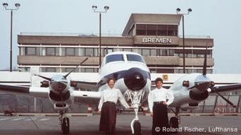 Nicola Lisy, geb. Lunemann (links) und Evi Hetzmannseder, geb. Lausmann, wurden von April 1986 bis April ^1988 als erste Frauen in der Lufthansa-Verkehrsfliegerschule zu Pilotinnen ausgebildet.