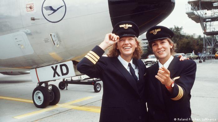 Eva Hetzmanseder geb. Lausmann und Nicola Lisy, geb. Lunemann , die ersten von Lufthansa ausgebildeten Pilotinnen im August 1988 vor einer Boeing 737