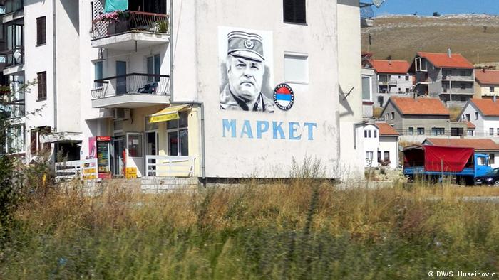 Ratni zločinci se slave kao junaci (Ratko Mladić na zidu u Gackom)