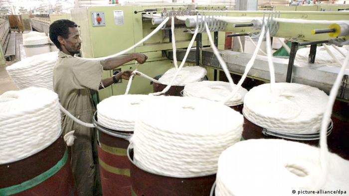 Ein Arbeiter ist in einer Textilfabrik in Kombolcha bei Dessie in der Provinz Amhara (Archivfoto: picture-alliance/dpa)