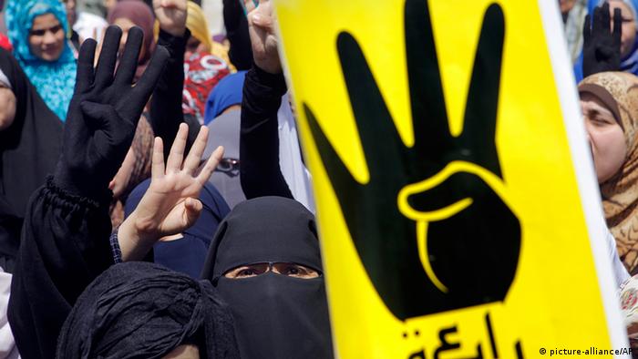 Die Hand ist zum Symbol der Muslimbrüder geworden (Foto: DPA)