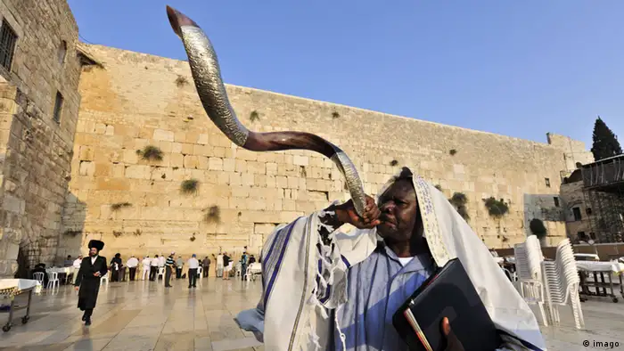 Ein nigerianischer Jude bläst in Jerusalem ein Schofar
Foto: imago/Xinhua
