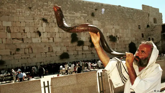 Ein Musiker und gläubiger Jude bläst die Shofar in Vorbereitung auf Rosh Hashanah - jüdisches Neujahrsfest - vor der Klagemauer in Jerusalem
Foto: Jimago/UPI 
