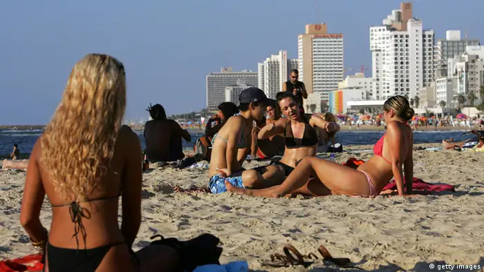 Junge Frauen am Jüdischen Neujahrsfest am Strand von Tel Aviv
Photo: David Silverman/Getty Images)
