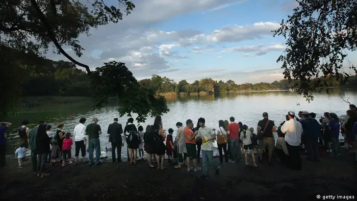 Eine Taschlich-Zeremonie an einem Teich in New York
(Photo by Mario Tama/Getty Images)