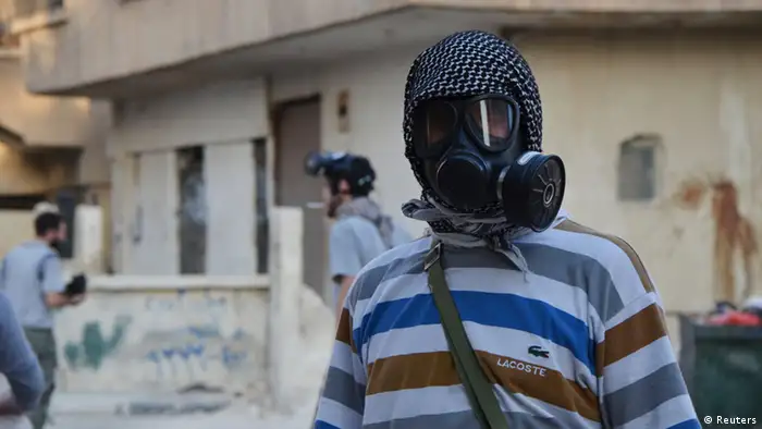 An activist wearing a gas mask is seen in the Zamalka area, where activists say chemical weapons were used by forces loyal to President Bashar Al-Assad in the eastern suburbs of Damascus August 22, 2013. REUTERS/Bassam Khabieh (SYRIA - Tags: POLITICS CIVIL UNREST CONFLICT)