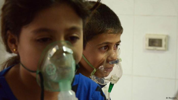Zwei syrische Kinder mit Gasmaske (Foto: Reuters)