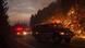Feuerwehrfahrzeuge auf einem Highway an der Feuersbrunst (Foto: rtr) Feuerwehrfahrzeuge auf einem Highway an der Feuersbrunst (Foto: rtr)