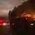 Feuerwehrfahrzeuge auf einem Highway an der Feuersbrunst (Foto: rtr)