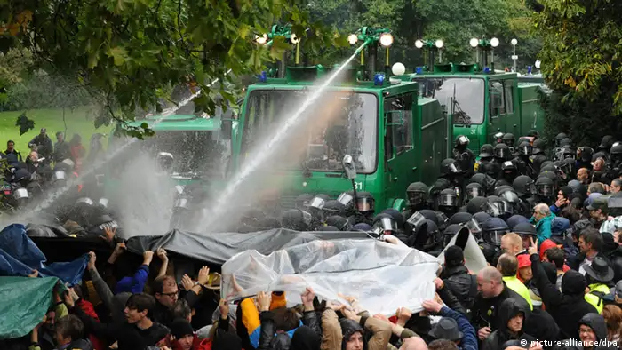 Stuttgart 21 Protest Menschen Wasserwerfer Polizei Demonstranten Schwarzer Donnerstag