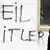 An einer Hauswand hat jemand in großen Buchstaben "Heil Hitler" gesprüht. (Foto: PHILIPPE MERLE/AFP/Getty Images)