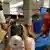 Hadas Beangio, 10, tries on a gas mask at a distribution centre at a central Jerusalem shopping mall. Stichwort: Israel befürchtet Reaktion aus Syrien Copyright: Kate Shuttleworth, DW Mitarbeiterin, Jerusalem, August 2013