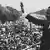 ARCHIV - Der amerikanische Führer der Schwarzen, Dr. Martin Luther King, winkt am 28.08.193 von der Lincoln Gedächtnisstätte in Washington den Demonstranten zu. Die Bürgerrechtslage für Afroamerikaner hat sich seit der berühmten Rede von Martin Luther King 1963 deutlich verbessert. Doch der Rassismus in den USA gehört längst nicht der Vergangenheit an. Foto: dpa (zu dpa-Themenpaket ««Noch nicht angekommen» - Rassismus in den USA 50 Jahre nach King» vom 27.08.2013) +++(c) dpa - Bildfunk+++ ***FREI FÜR SOCIAL MEDIA***