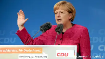 Bundeskanzlerin Angela Merkel (CDU) winkt am 27.08.2013 während einer Wahlkampfveranstaltung in Rendsburg (Schleswig-Holstein). Foto: Carsten Rehder/dpa