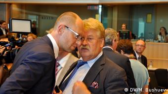 EU-Abgeordneter Elmar Brok (rechts) und ukrainischer Oppositionspolitiker Arsenij Jazenjuk (l.) bei einem Treffen im Europaparlament. Thema des Treffens:Handelsspannungen zwischen Russland und der Ukraine. (Foto: DW/Mikhail Bushuev)