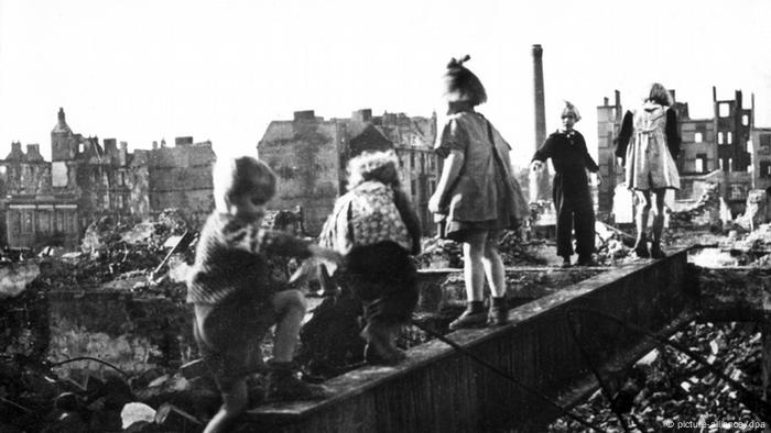 ARCHIV - Die undatierte Aufnahme zeigt spielende Kinder zwischen Trümmern und Hausruinen in Hamburg. Ende Juli 1943 legten britische und amerikanische Fliegerbomber große Teile der Hansestadt in Schutt und Asche. Bei der sogenannten «Operation Gomorrha» starben mehr als 35.000 Menschen. Foto: dpa (zu dpa-Themenpaket «70. Jahrestag «Operation Gomorrha»» vom 17.07.2013) +++(c) dpa - Bildfunk+++ p