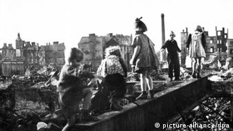 Djeca se igraju na ruševinama u Hamburgu u doba Drugog svjetskog rata