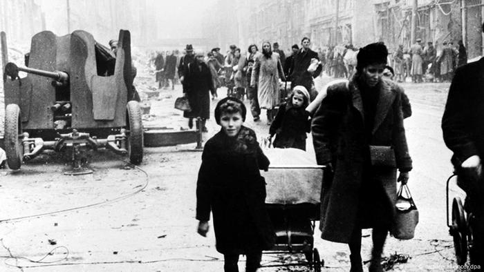 Flüchtlinge kehren 1945 nach Kriegsende in das zerstörte Berlin zurück. Foto: Itar-Tass dpa pixel Schlagworte .Frauen , .Flüchtlinge , .Politik , kinderwagen , .Kinder , .Geschichte , .II.Weltkrieg , treck