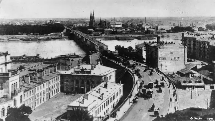 March 1925: View of Warsaw with the Alexandrovski Bridge across the ...