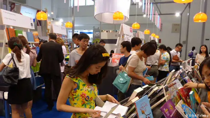 Das Interesse an den deutschen Büchern ist groß Foto: Silke Ballweg, Peking, August 2013