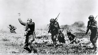Sechs amerikanische Soldaten in einer Gaswolke an der Westfront, circa 1918 (Foto: picture alliance/Mary Evans Picture Library)