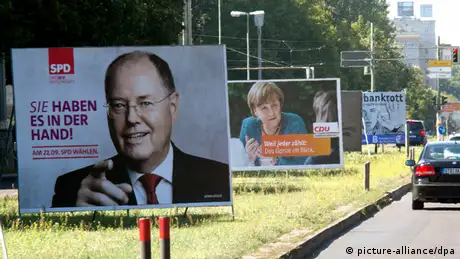Wahlplakate der SPD und der CDU stehen an der Karl-Marx-Allee in Berlin. 
(c) picture-alliance/dpa