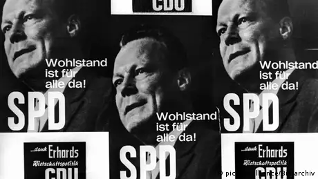 Der SPD-Slogan Wohlstand ist für alle da!, der neben einem Portrait des SPD-Kanzlerkandidaten Willy Brandt zu lesen ist, wird auf einem CDU-Plakat mit den Worten ...dank Erhards Wirtschaftspolitik ergänzt. (c) picture-alliance/Bildarchiv