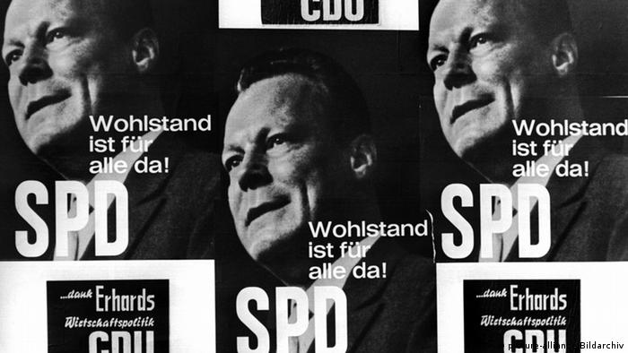 1961 machte die CDU sich ein Plakat mit Willy Brandt (SPD) zunutze: Die SPD titelt Wohlstand ist für alle da. Die CDU klebt kurzerhand dank Erhards Wirtschaftspolitik hinzu.