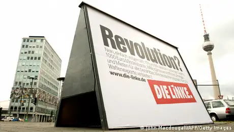 Das Wahplakat der Partei Die Linken mit dem Titel Revolution?
(Photo credit should read JOHN MACDOUGALL/AFP/Getty Images)