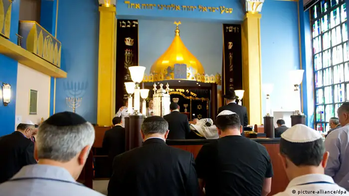 Bucharische Juden beten am 06.06.2013 in der neuen Synagoge des Jüdisch-Bucharisch-Sefardischen Zentrums in Hannover Foto: Sebastian Kahnert/dpa
