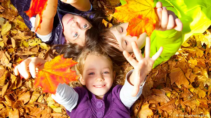 Kinder im Herbstlaub (Fotolia/drubig-photo)