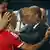 Футболист Франк Рибери и тренер Хосеп Гвардиола поздравляют друг друга с досрочной победой "Баварии" в чемпионате Германии