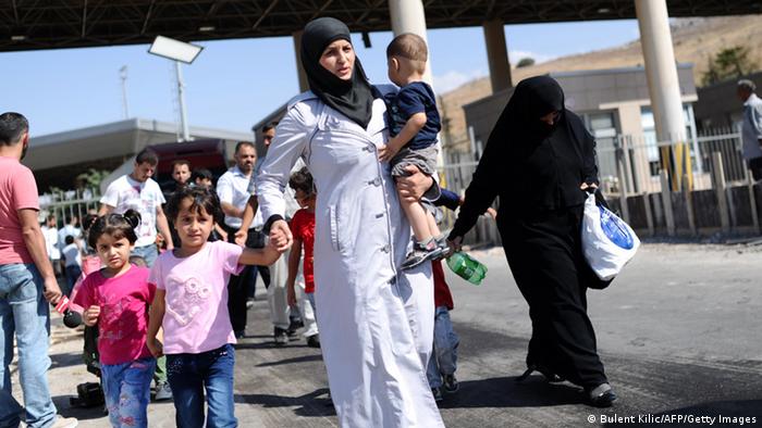 Syrische Frauen und Kinder, die auf der Flucht vor dem Bürgerkrieg das Land verlassen (Foto: AFP)