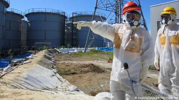 Japans Wirtschafts-Minister Toshimitsu Motegi (l.), besichtigt einen Wassertank in Fukushima (Foto: Reuters)