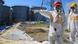 Arbeiter zeigen auf strahlenden und leckenden Wassertank in Fukushima (Foto: REUTERS/Tokyo) Arbeiter zeigen auf strahlenden und leckenden Wassertank in Fukushima (Foto: REUTERS/Tokyo)