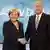 Angela Merkel begrüßt Peer Steibbrück zum TV Duell