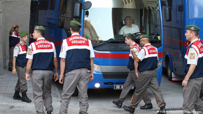 Ankunft der Angeklagten in hochgesicherten Bussen am Gerichtsgebäude AFP/Getty Images)