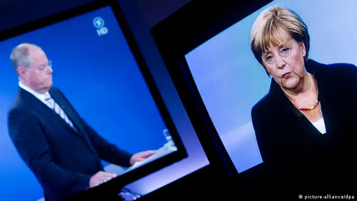Bundeskanzlerin Angela Merkel (CDU) und der SPD-Spitzenkandidat Peer Steinbrück sind am 01.09.2013 auf TV-Bildschirmen in Osnabrück (Niedersachsen) zu sehen. Es ist das einzige TV-Duell zwischen der Bundeskanzlerin und ihrem Herausforderer im Vorfeld der Bundestagswahl 2013. Foto: Friso Gentsch/dpa