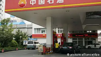 Chinese employees refuel a car at a gas station of CNPC (China National Petroleum Corporation), parent company of PetroChina in Shanghai, China, 28 August 2013. Wang Yongchun, vice president of Chinas biggest oil company, the China National Petroleum Corporation, has been put under formal investigation for severe breaches of discipline, the government said on Monday (26 August 2013). Chinas Ministry of Supervision made the announcement in a notice posted on its official website (www.mos.gov.cn). It did not specify the alleged breaches. Neither Wang nor a company spokesman could be immediately reached for comment. CNPC is the parent of PetroChina, Chinas largest oil and gas producer. Wang also serves as the head of Chinas largest oilfield at Daqing in the northeast. Wang had been regarded as a potential candidate to replace CNPCs former chairman, Jiang Jiemin, who was appointed as chairman of the State-Owned Assets Supervision and Administration Commission (SASAC) earlier this year. The job went to Zhou Jiping in April.