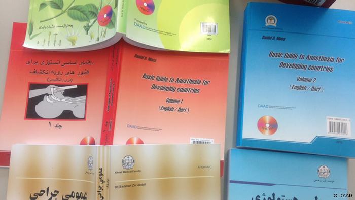 DAAD Medizin Studienbücher für Afghanistan Eine Auswahl an Lehrbüchern für das Studium der Medizin, die vom DAAD für Afghanistan finanziert wurden. Die Bücher werden von Dr. Yahya Wardak aus Deutschland in Afghanistan vertrieben und an Universitäten verteilt. Die Bilder haben wir heute im Beisein und mit der Zustimmung von Dr. Yahya Wardak gemacht. Alle Rechte gehören der DW. Schlagwörter: Afghanistan, Deutschland, DAAD, Medizin, Studium, Lehre, Lehrbuch, Buch, Bücher, Bildung, Universität, Kabul, Wardak
