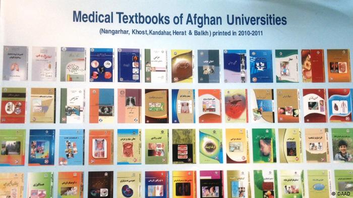 Plakat mit einer Auswahl an Lehrbüchern für das Studium der Medizin, (Foto: DW.)