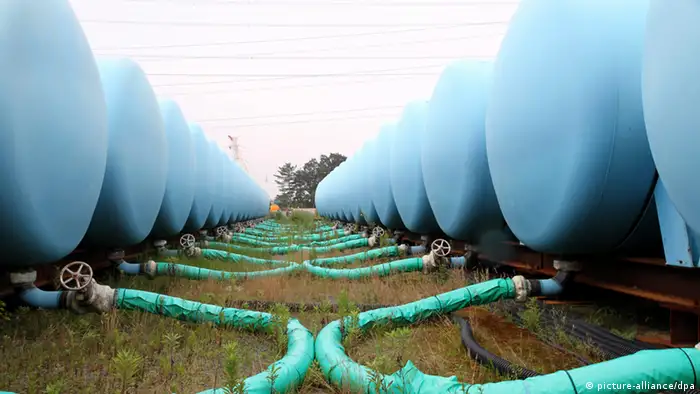 Japan Fukushima Atomkraftwerk provisorische Lagerbehälter kontaminiertes Wasser (picture-alliance/dpa)