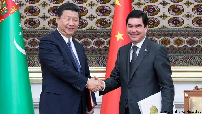 (130903) -- ASHKHABAD, Sept. 3, 2013 () -- Visiting Chinese President Xi Jinping (L) shakes hands with his Turkmenian counterpart Gurbanguly Berdymukhamedov after signing a joint declaration on establishing a strategic partnership between the two countries in Ashkhabad, capital of Turkmenistan, Sept. 3, 2013. (/Wang Ye) (xzj)