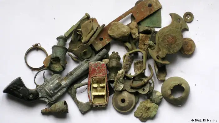 Dug up findings including a gun and rusted scraps Copyright: Jean Di Marino/DW