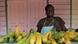 Frau verkauft Bananen (Foto: DW) Frau verkauft Bananen (Foto: DW)
